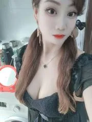 返食多次少妇 真实工作室环境 (地点：广东 - 广州)