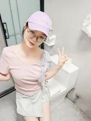 白嫩温柔小妹 真实工作室环境 (地点：江苏 - 南京)