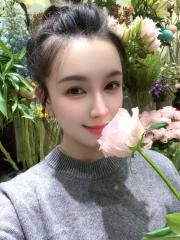 气质绝佳的美女伊伊 真实工作室环境 (地点：上海 - 普陀区)