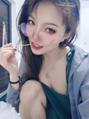 点击查看 浙江 - 杭州 上城反差眼镜妹 更多实拍详情