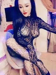 上海 - 普陀区 宅男福利推荐：普陀本地热情开放人妻 实景