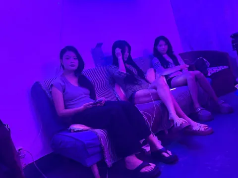 虎子烧烤(莲湖路店)右侧有一个铁门 湖南-衡阳 按摩小店实拍