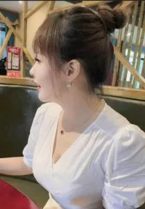 南门大胸骚御姐 真实工作室环境 (地点：四川 - 成都)