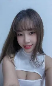 颜值美乳萌萌 真实工作室环境 (地点：广东 - 深圳)