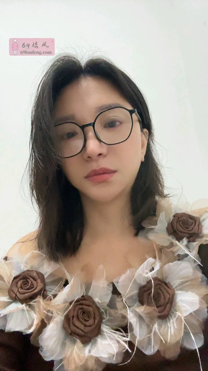 戴眼镜的大胸少妇 - 浙江-杭州 楼凤实拍第4张