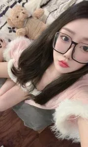 制服可爱小女友 真实工作室环境 (地点：上海 - 普陀区)