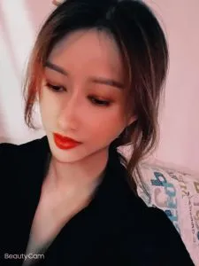 海珠区性感御姐 真实工作室环境 (地点：广东 - 广州)