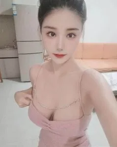 服务系性感美乳绾绾 真实工作室环境 (地点：上海 - 静安区)