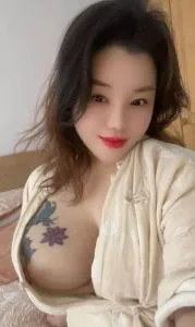 晴天F大巨乳大肥臀 真实工作室环境 (地点：江苏 - 南京)