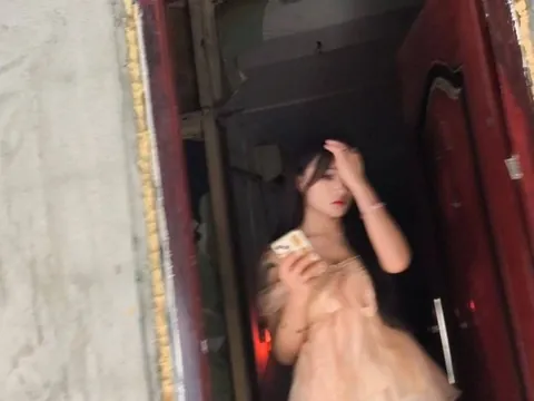 在雅安道有很多家小型发廊按摩店 地铁口小姐 天津