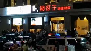 7aiTV栏目：#黑料事件 海南三亚市一女子在江南百悦商务大酒店脱光衣服高空抛物 精彩封面