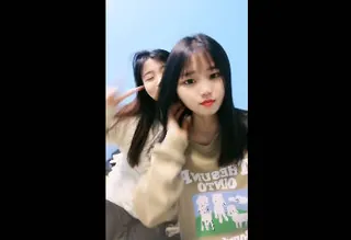 91社区热议作品：#直播 漂 亮姐妹花一起秀 实拍