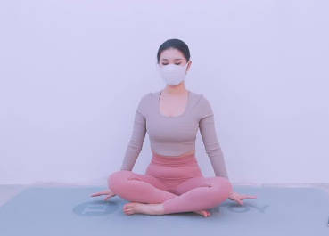 91社区热议作品：天美传媒TMY0032寸止挑战7瑜伽性解放 实拍