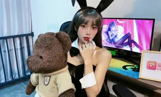 【全网精选】情趣兔女郎丝袜足交干到喷尿-紫萱 现场高清截图