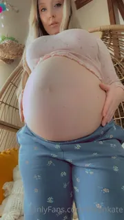 全网精选精选视频：“用我的大肚子和我的运动裤子戏弄你("Teasing you with my big belly and peachy booty in my sweatpants, then stripping to naked and rubbing my pussy until I cum :P") 完整版