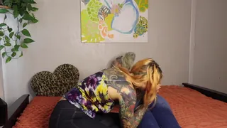 全网精选题材必看：“必须爱经典的n gassy！看着他们彼此面对的性感牛仔裤放屁！@classyngassy”("Gotta Love Classy N Gassy! Watch Them Rip Sexy Jeans Farts Right In Each Others Faces! @classyngassy") 封面图