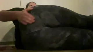 正在播放：“ Lexie在绑腿中放屁，通过挤压她的屁股来改变声音！@gassylexi”("Lexie Farting In Leggings And Changing The Sound By Squeezing Her Asscheeks! @gassylexi") (全网精选频道)