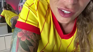 全网精选高分作品推荐：“顽皮的独奏！("Naughty Solo Hotness! Spit play, stockings, Butt plug, panty stuffing, foot fetish. Dressed in my yellow vintage LFC strip 