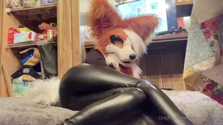 正在播放：“我知道当我穿乳胶裤子放屁时，我很喜欢，今晚我非常笨拙，想我会在看电视时放松一下，放松一下！开始嗅探！”("I know how much you like when I fart in my latex pants, I’m very very gassy tonight and figured i would tease you a bit and let loose as we watch tv! Get to sniffing (全网精选频道)