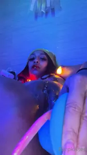 91视频推荐：“我为你照亮你的树吗”("Did I light up your tree for you") 手机在线播放