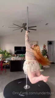 “我非常喜欢这件衣服！！！我喜欢穿裙子跳舞。("I love this outfit so much!!! I love dancing in skirts.  - 1080P超清画质展示图