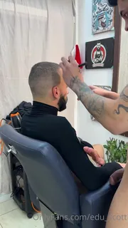 正在播放：“顺从的客户收到了他的理发师的热爱，”("El cliente sumiso recibió el cariño de su barbero con  (全网精选频道)