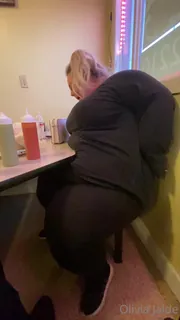 全网精选题材必看：“摊位越来越紧！”("Booths are getting tight!") 封面图