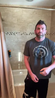 91社区热议作品：“淋浴很有趣！”("Shower fun!") 实拍