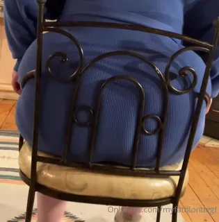 “晚餐后昨晚的镜头。她的屁股变得如此大又胖，我什至根本无法将她从椅子上拉出，从而导致她的新技巧 - 在她爬行时用巨大的宽臀部拉了一把椅子，("Footage from last night after dinner. Her ass has gotten so large and fat I couldn’t even pull her out of the chair at all, leading to her new skill- pulling a chair with her giant wid - 极具视觉冲击力的全网精选内容