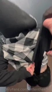 91社区热议作品：“我的新酒店wedgie补充现在已经过去了！只是在我们的内裤中挣扎。”("My new hotel wedgie compliation is out now!\nIn this fun lil bundle, I get wedgied throughout the hotel (elevator, stairs, bathroom, etc.) and almost risk getting caught! I also threw in the double hanging me and @rxxx 实拍