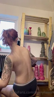 “这是我把鸡巴放在新的架子上！只是一个愚蠢的小时间来标志着一个新的内容时代！我会在几天后拍摄，非常感谢您的耐心，房屋的移动和解开包装很疯狂！我很高兴能回到相机上，并为您提供一些很棒的内容<33 \ nmuch love，\ nstarry〜”("Here’s me putting my dicks up on my new shelf! Just a silly lil Timelapse to mark a new era of content! I’ll be filming in a couple  - 极具视觉冲击力的全网精选内容