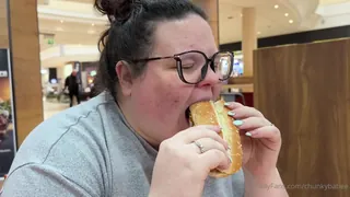 正在播放：“快来加入我，@feedjeezy在一个大型的公共场所里填充！我们对肚子进行了测试，看看我们在塞满之前可以吃多少个地方！来自麦当劳的Mac餐和McFlurry和我从肯德基吃了一顿Zinger Tower餐。("Come and join me and @feedjeezy  in a Huge stuffing in Public! We put our bellies to the test to see how many places we could eat at before we got stu (全网精选频道)