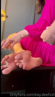 “ POV：几个月来，您一直在偷眼同事的完美性感脚。您一直在思考他们在他们穿着一条绑带的凉鞋的那一天，这是什么感觉。这是一天！她整个早晨都看到你看着他们。她知道你想要它们。你把它做得不好。您的桌子让您为他们混蛋。一个梦想成真。”("POV: You’ve been stealing glances at your coworker’s perfect sexy feet for months. You’ve been thinking about what it would be like to cum  优质原创视频在线直达