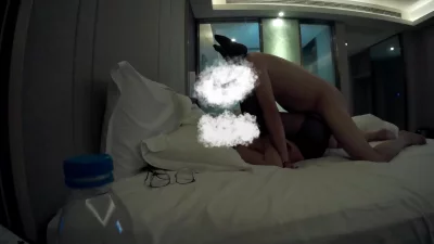 91视频官方收录：黑丝少妇爽的紧抓双脚