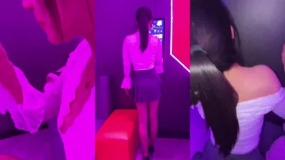 陪嫂子去KTV唱歌散心，玩嗨了嫂子放肆裸体，在包厢操起来了，服务员路 - 高清流媒体极速加载