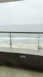 【全网精选】海陵岛海景房对着大海沙滩人群内射金发小母狗 现场高清截图