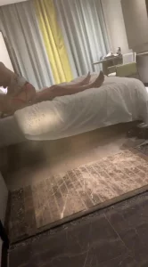 淫骚露脸出轨巨乳母狗 女神颜值骚话不断 舔手打屁股 优质原创视频在线直达