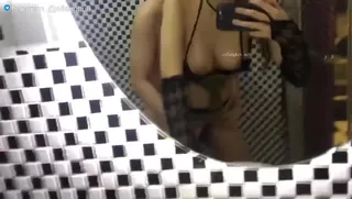 91社区热议作品：骚逼和男友厕所后入 实拍