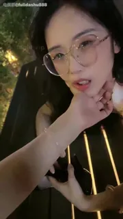 正在播放：户外调教玩弄眼镜小母狗 (猫咪av站频道)