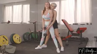 91视频官方收录：健身房内发骚