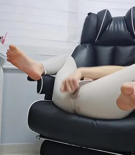 91视频推荐：小骚货瑜伽裤破洞自慰 手机在线播放