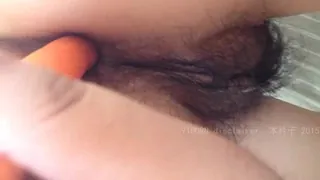 91视频官方收录：玩弄骚逼妹妹的小穴