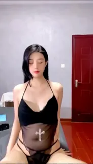 91社区热议作品：小蘭心，黑色小吊带，极品颜值身材，那有不爱的。 实拍