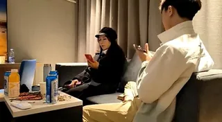 【猫咪av站】約操人妻騷御姐，穿開檔絲襪來的，翹起肥臀太騷了 现场高清截图