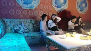 【猫咪av站】五个妹子挑俩，兄弟上阵玩4p，歌声灯光衬托下氛围暧昧，风骚淫荡娇喘此起彼伏 现场高清截图