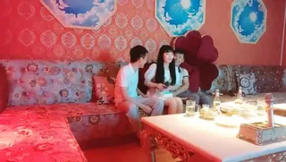 正在播放：【歌厅探花】商k达人，夜夜笙歌，包间淫乱继续，兄弟两人重金3p小姐姐，苗条漂亮轮番上阵干爽 (猫咪av站频道)