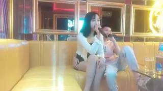 猫咪av站精选视频：同城约到的一个小姐姐，去KTV唱歌骗炮 完整版