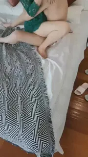 当你和你老婆在通话她就在我的身下压抑的呻吟，绽放内心的放荡是的，你的新娘，在和我洞房我把鸡巴差进了她的身体尽情释放1 玩家亲测好评资源