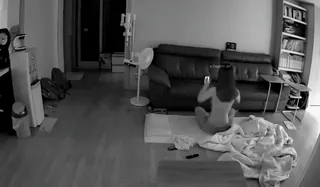 猫咪av站题材必看：黑客破解家庭摄像头，老公是船员几个月不在家，寂寞少妇只能靠自慰解决 封面图