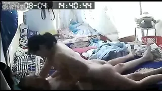 私房最新流出黑客破解家庭网络摄像头偷拍各种夫妻啪啪啪5草到一半接电话鸡巴插在里面 - 高清在线观看